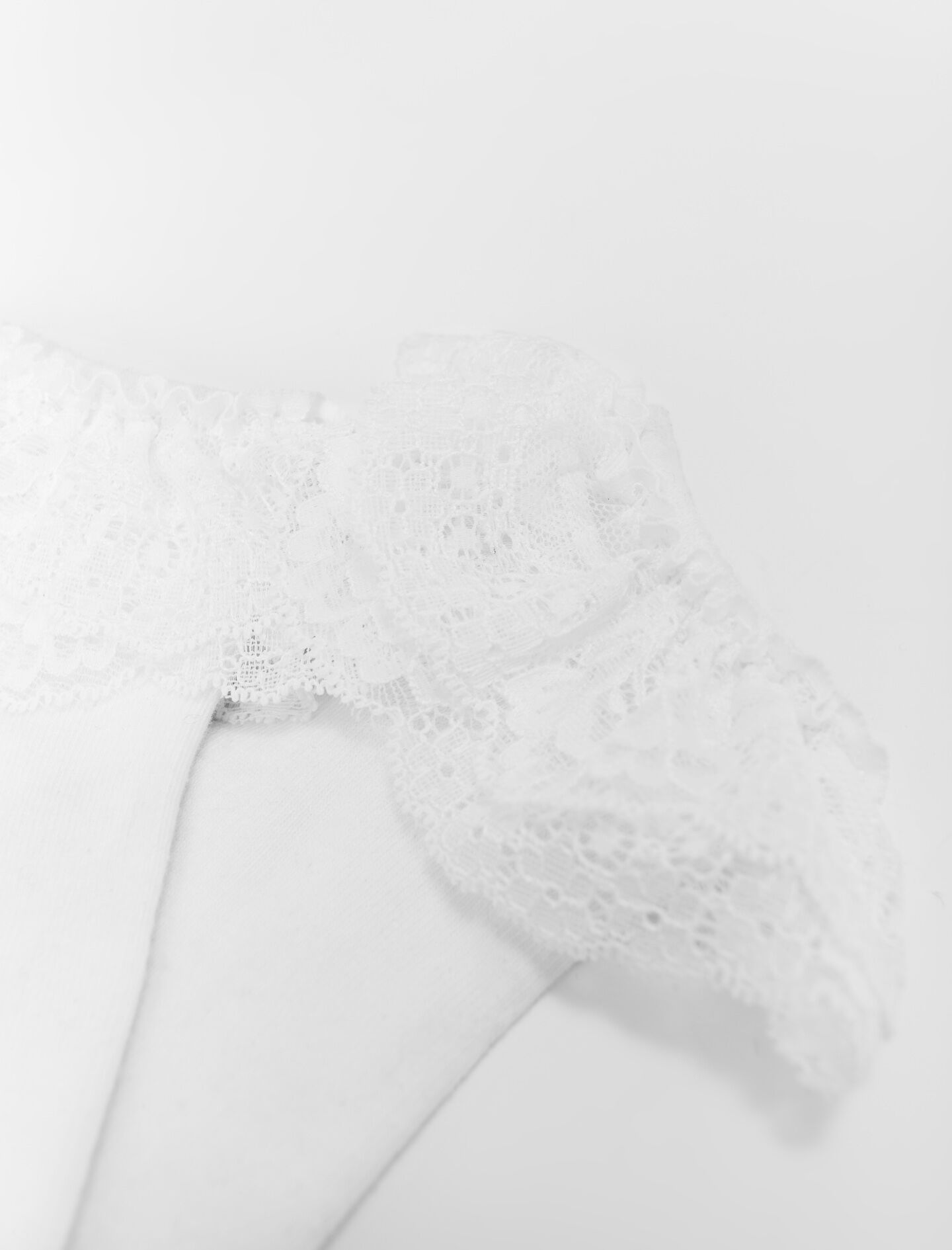 White featured-lace frill socks