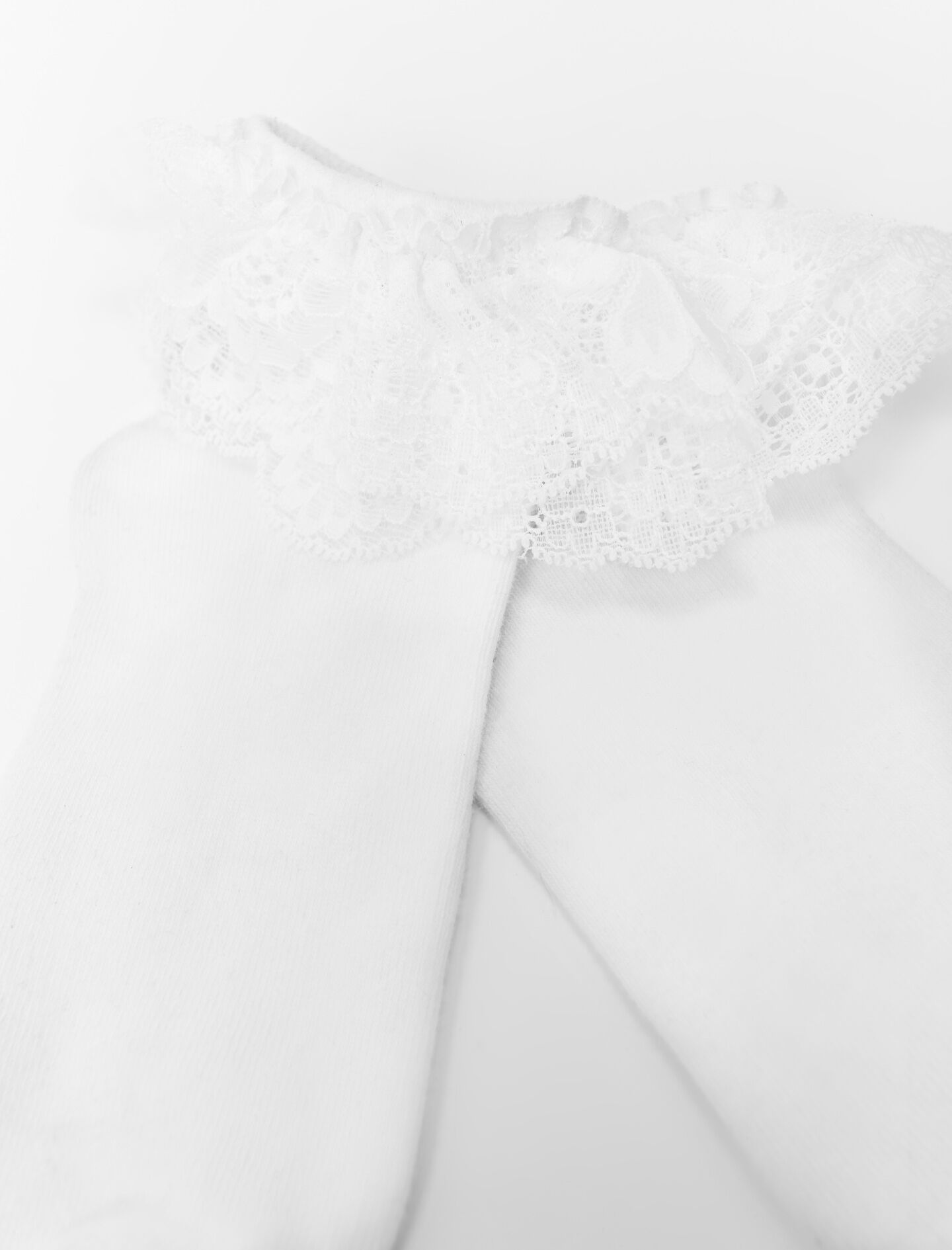 White featured-lace frill socks