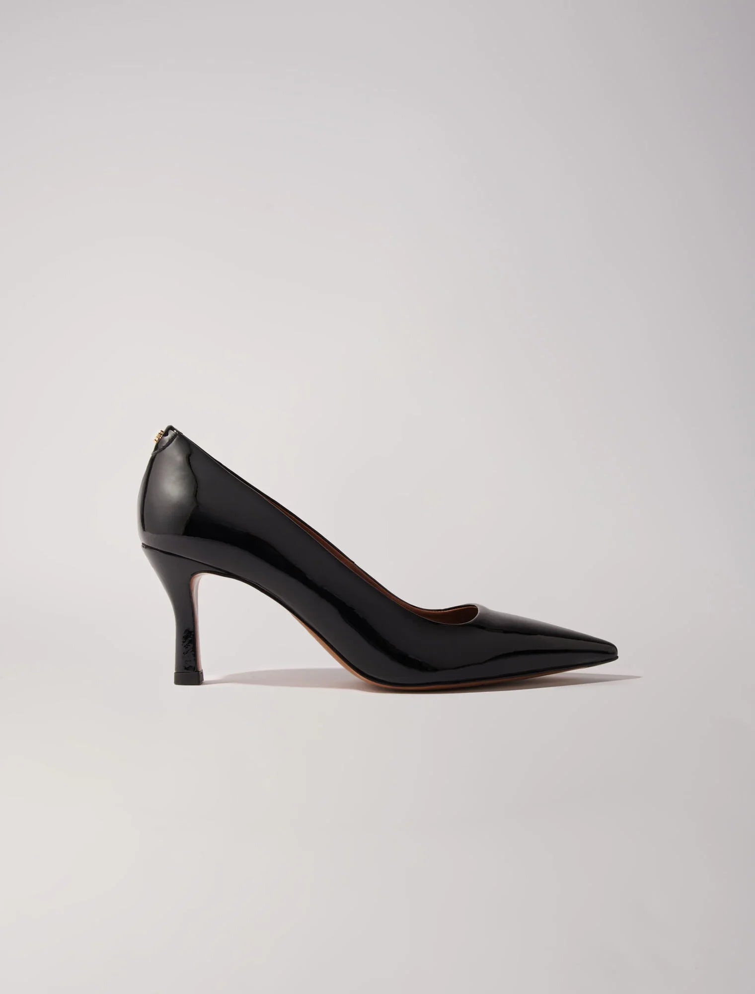 Black-featured-Leather pumps with pointed toes