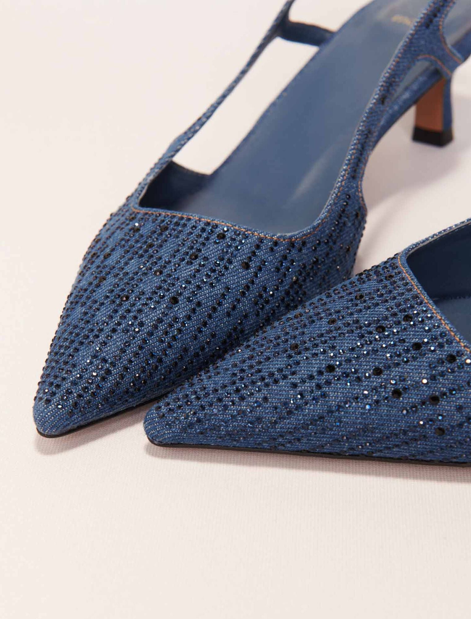 Blue-Slingback pump in rhinestone denim