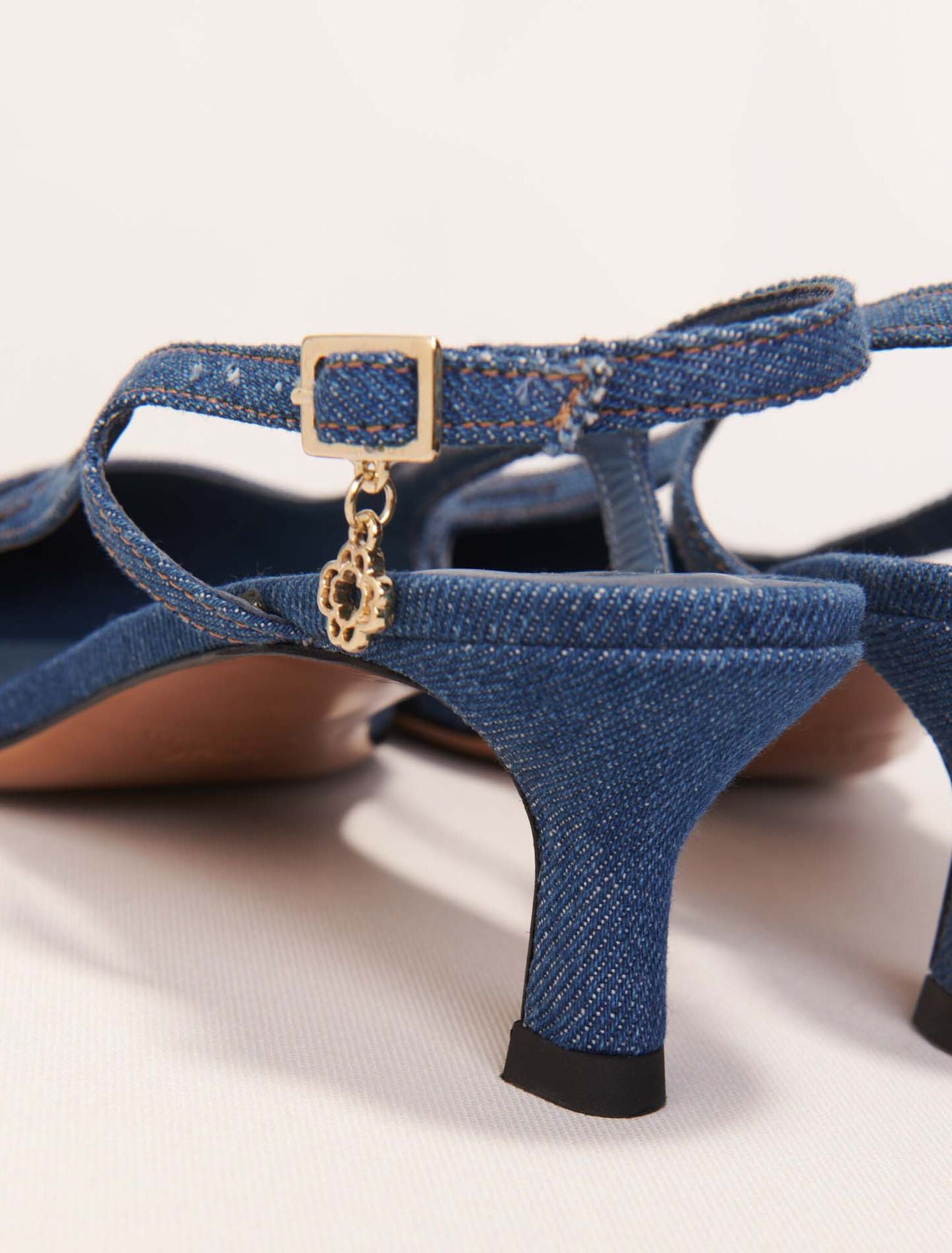 Blue-Slingback pump in rhinestone denim